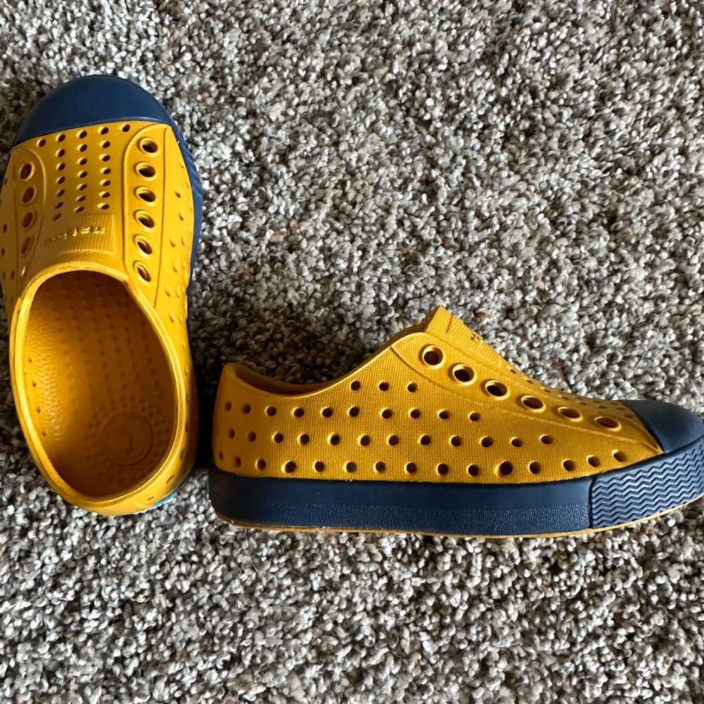 Native Jefferson shoes size C6 yellow and blue NEW never worn